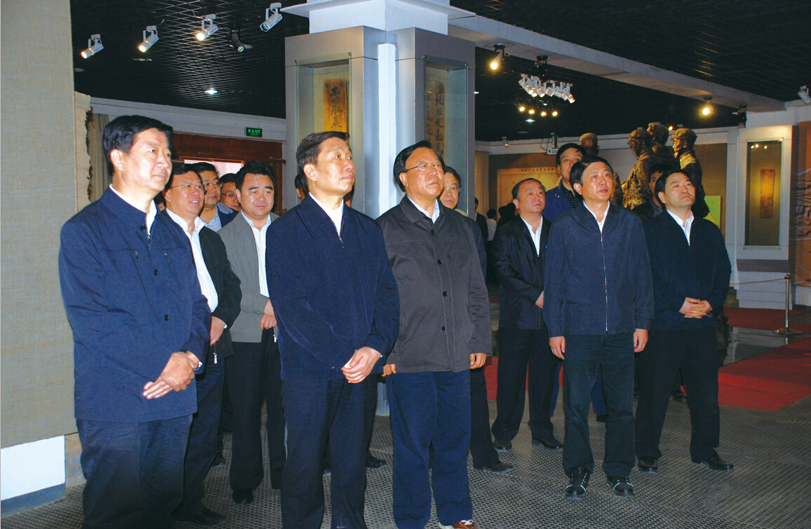 2010年9月22日，中共中央政治局委员、中央书记处书记、中组部部长李源潮参观哈达铺红军长征纪念馆。